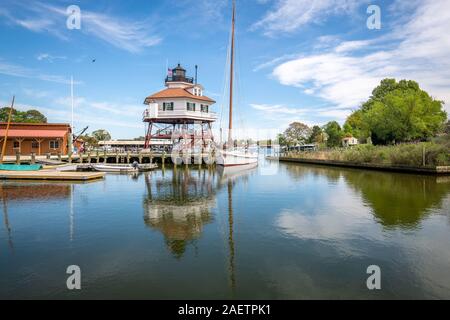 Die Trommel Point Lighthouse und ein Boot auf der Anklagebank der Calvert Marine Museum, Solomons Island, Maryland. Stockfoto