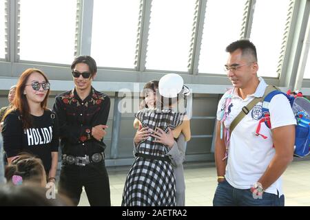** ** Taiwan Taiwan, Modell, Schauspielerin, Sängerin und Fernsehen host Lin Chi-ling und ihr Ehemann Ryohei Kurosawa mit Familie treffen am Bahnhof Stati Stockfoto