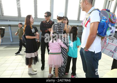 ** ** Taiwan Taiwan, Modell, Schauspielerin, Sängerin und Fernsehen host Lin Chi-ling und ihr Ehemann Ryohei Kurosawa mit Familie treffen am Bahnhof Stati Stockfoto