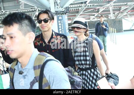 ** ** Taiwan Taiwan, Modell, Schauspielerin, Sängerin und Fernsehen host Lin Chi-ling und ihr Ehemann Ryohei Kurosawa mit Familie treffen am Bahnhof Stati Stockfoto