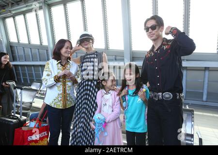** ** Taiwan Taiwan, Modell, Schauspielerin, Sängerin und Fernsehen host Lin Chi-ling und ihr Ehemann Ryohei Kurosawa mit Familie treffen am Bahnhof Stati Stockfoto