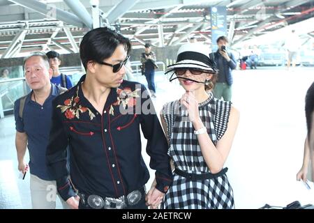 ** ** Taiwan Taiwan, Modell, Schauspielerin, Sängerin und Fernsehen host Lin Chi-ling und ihr Ehemann Ryohei Kurosawa mit Familie treffen am Bahnhof Stati Stockfoto