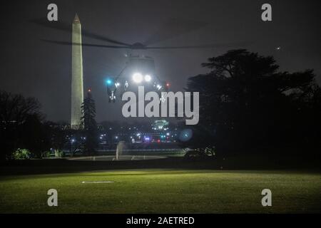 Washington, District of Columbia, USA. 10 Dez, 2019. Marine One, mit dem Präsidenten der Vereinigten Staaten Donald J. Trumpf an Bord, kehrt in das Weiße Haus in Washington, DC aus Pennsylvania, wo er an zwei Kampagne Kundgebungen sprach am Dienstag, Dezember 10, 2019 Credit: Ron Sachs/CNP/ZUMA Draht/Alamy leben Nachrichten Stockfoto