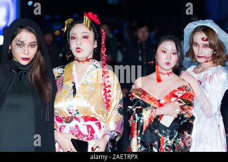 Die Menschen verkleiden sich im Halloween Kostüme auf der Straße in Sanlitun in Peking, China, 31. Oktober 2019. Stockfoto