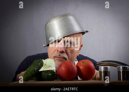 Lustiger Mann in der Küche versteckt vom Kochen Stockfoto