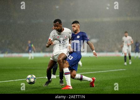 Stamford Bridge, London, UK. 10 Dez, 2019. UEFA Champions League Fußball, Chelsea gegen Lille; Emerson Palmieri von Chelsea packt Tiago Djalo von Lille - Redaktionelle Verwendung Credit: Aktion plus Sport/Alamy leben Nachrichten Stockfoto