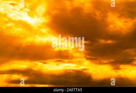 Gottes Licht. Dramatische golden bewölkten Himmel mit Sun Beam. Gelbe Sonne strahlen durch Goldene Wolken. Gottes Licht vom Himmel für Hoffnung und Gläubigen Konzept. Stockfoto