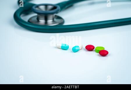 Stethoskop, Kapseln und Tabletten Pillen auf Arzt oder Krankenschwester. Gesundheits-check up. Gesundheitswesen und Medizin Hintergrund. Arzt Werkzeug für Stockfoto