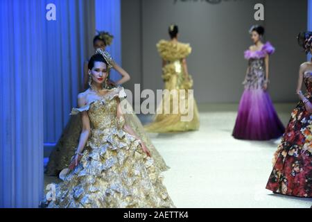 Modelle gehen Sie die Start- und Landebahn, Brautkleider und Abendkleider von japanischen Designer Yumi Katsura in Jinan Stadt entworfen, im Osten der chinesischen Provinz Shandong, Stockfoto