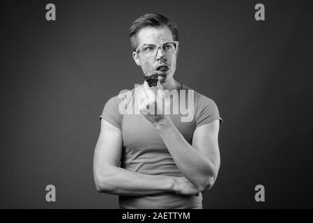 Junger stattlicher Mann mit Brille in Schwarz und Weiß Stockfoto