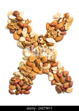 Buchstabe X der englischen Alphabet aus einer Mischung von Haselnüssen, Mandeln, Walnüsse, Erdnüsse, Cashewkerne, Kürbiskerne auf weißem Hintergrund isoliert. Essen p Stockfoto