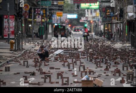 In Mong Kok, Tin Shui Wai und Sai Wan Ho, drei Bereiche, die die Hauptlast der rampages Randalierer in den letzten Tagen trug, Bewohner hoben Steine und Müll le Stockfoto