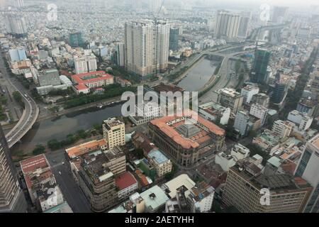 Ein Blick auf die Innenstadt von Ho Chi Minh City (Saigon) und der Ben Nghe Fluss aus dem bitexco Financial Tower Stockfoto