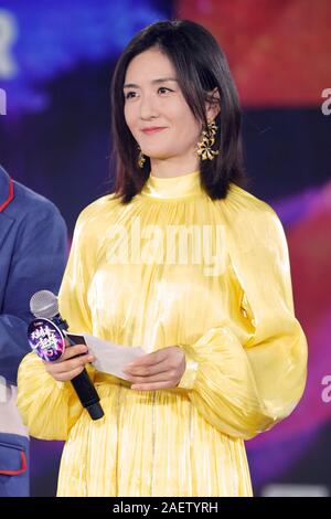 Die chinesischen Gastgeber, Sängerin und Schauspielerin Xie Na oder Nana hosts Mongo TV-Promotion Konferenz in Shanghai, China, 31. Oktober 2019. Stockfoto