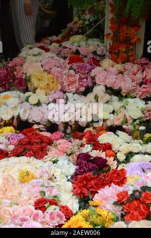 Blumensträuße von Rosen und anderen Blumen warten außerhalb einer Flower Shop in Hanoi, Vietnam erworben werden. Stockfoto