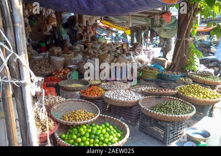 Einem Straßenhändler verkauft viele Früchte, Gemüse und Nüsse auf einem Markt in der Altstadt von Hanoi, Vietnam Stockfoto