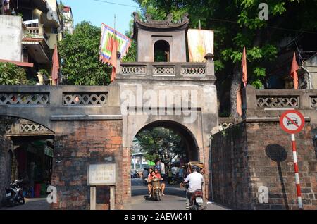 Quan Chuong Tor in der Altstadt von Hanoi, Vietnam auf einem typischen Nachmittag Stockfoto