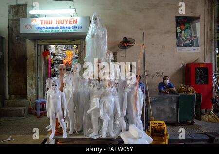 Eine Gruppe von Schaufensterpuppen warten außerhalb des Gewebes Markt in Hanoi, Vietnam verschoben werden Stockfoto