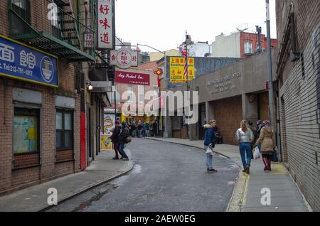 Ein Blick hinunter Doyers Straße in Chinatown, Manhattan, New York City Stockfoto