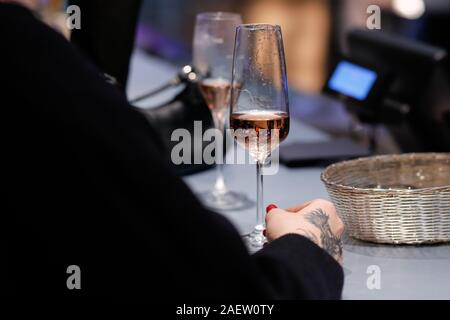 Berlin, Deutschland. 11 Dez, 2019. Ein Champagner Glas auf einem Tisch im KaDeWe Grand opening C Die Reise geht weiter" am KaDeWe. Credit: Gerald Matzka/dpa-Zentralbild/ZB/dpa/Alamy leben Nachrichten Stockfoto