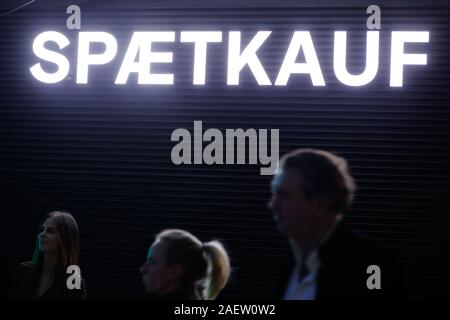 Berlin, Deutschland. 10 Dez, 2019. Die späten Einkauf im KaDeWe Grand opening - Die Reise geht weiter" am KaDeWe. Credit: Gerald Matzka/dpa-Zentralbild/ZB/dpa/Alamy leben Nachrichten Stockfoto