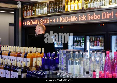 Berlin, Deutschland. 10 Dez, 2019. Die späten Einkauf im KaDeWe Grand opening - Die Reise geht weiter" am KaDeWe. Credit: Gerald Matzka/dpa-Zentralbild/ZB/dpa/Alamy leben Nachrichten Stockfoto