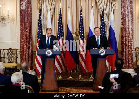 Washington, DC, USA. 10 Dez, 2019. Us-Staatssekretär Mike Pompeo (R) und der russische Außenminister Sergej Lawrow eine gemeinsame Pressekonferenz in Washington, DC 10.12.2019. Credit: Ting Shen/Xinhua/Alamy leben Nachrichten Stockfoto