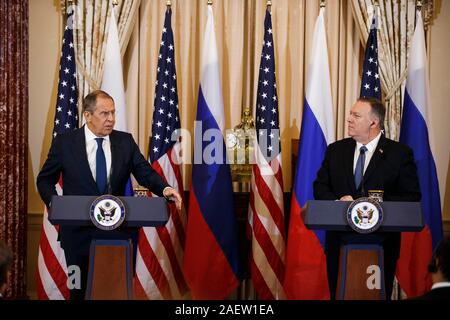 Washington, DC, USA. 10 Dez, 2019. Us-Staatssekretär Mike Pompeo (R) und der russische Außenminister Sergej Lawrow eine gemeinsame Pressekonferenz in Washington, DC 10.12.2019. Credit: Ting Shen/Xinhua/Alamy leben Nachrichten Stockfoto