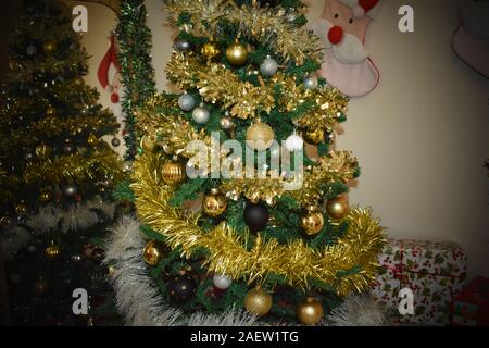 Weihnachtsbaum mit Santa Strümpfe Stockfoto