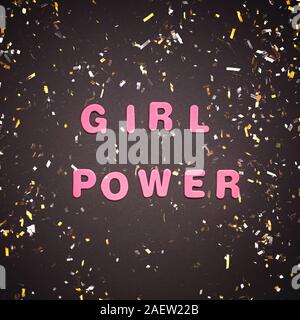 Kreative pink Text aus Buchstaben GIRL POWER Schrift auf schwarzem Papier Hintergrund mit goldenen Konfetti gemacht. Frauen empowerment Konzept, Vorlage für Frauen Stockfoto