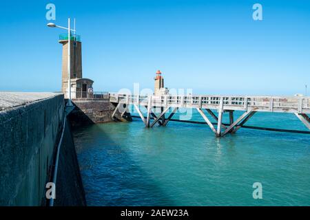 Leuchttürme und Anleitung am Eingang zum Hafen von Fécamp, Normandie, Seine-Maritime, Frankreich, Europa an der Küste der Normandie im Englischen Kanal im Frühjahr Stockfoto