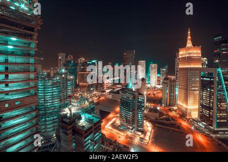 Schöne Stadtbild Blick von West Bay Corniche. Doha Gebäude in der Nacht Stockfoto