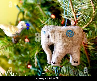 Elefant Weihnachten Dekoration dekorieren ein Holiday tree. Nahaufnahme. Stockfoto