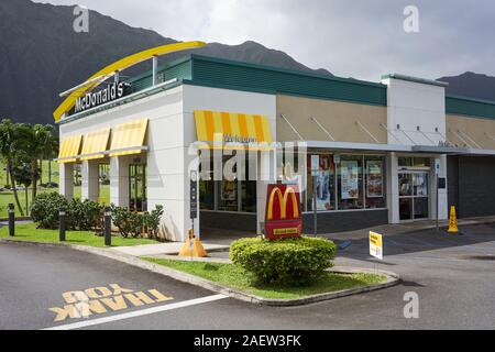 Ahuimanu, Hawaii, USA - 22.November 2019: ein McDonald's Restaurant mit Drive Thru Service. Stockfoto