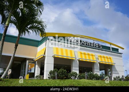 Ahuimanu, Hawaii, USA - 22.November 2019: ein McDonald's Restaurant mit Drive Thru Service. Stockfoto