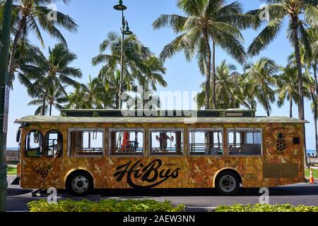 Ein HiBus-Bus-Sightseeing-Trolley mit Ananas-Thema wird am Montag, 25. November 2019, auf der Straße am Waikiki Beach in Honolulu, Hawaii, gesehen. Stockfoto