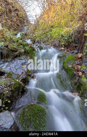 Wasserfall in den Bergen des Kaukasus. Herbst Stockfoto