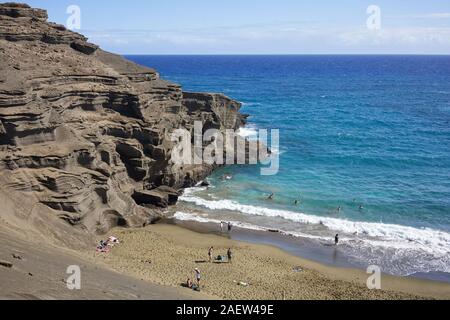 Besucher am Papakōlea Green Sand Beach auf der Big Island, Hawaii, am Donnerstag, 28. November 2019. Stockfoto