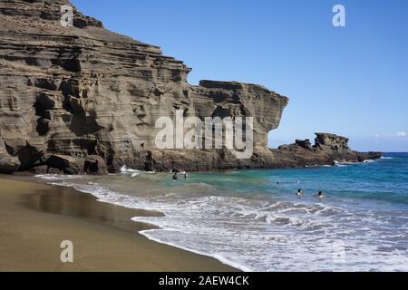 Besucher am Papakōlea Green Sand Beach auf der Big Island, Hawaii, am Donnerstag, 28. November 2019. Stockfoto