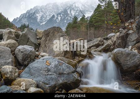 Wasserfall in den Bergen des Kaukasus. Herbst Stockfoto