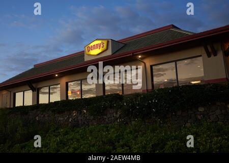 Kailua-Kona, Hawaii, USA - 28.November 2019: auch ein Denny's Restaurant am Abend. Denny's ist eine US-amerikanische Tabelle service Restaurant kette. Stockfoto