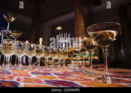 Eine Reihe von Gläser Getränke auf dem Tisch im Restaurant sind für Gäste von festlichen Veranstaltungen vorbereitet. Stockfoto