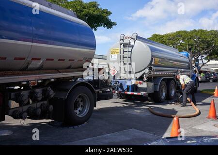Ein Tankwagenfahrer liefert Benzin an eine Tankstelle in Kailua-Kona auf der Big Island, Hawaii, am Freitag, den 29. November 2019. Stockfoto