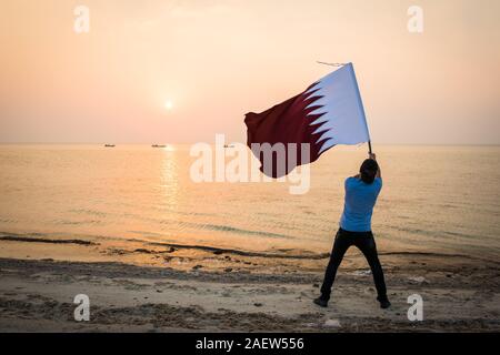 Mann mit Katar Flagge Stockfoto