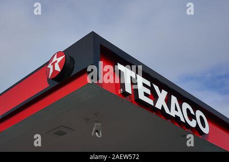 Das Texaco Logo ist am 3. Dezember 2019 an einer Texaco Tankstelle in Downtown Hilo auf der Big Island, Hawaii, zu sehen. Stockfoto