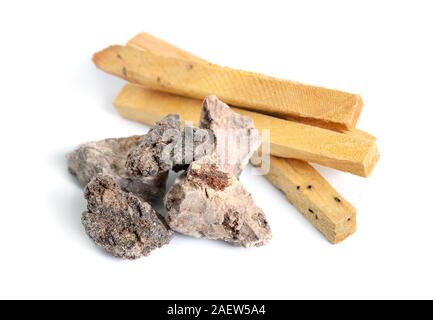 Palo santo - Heiliges Holz sticks wit Weihrauch Harz auf weißem Hintergrund Stockfoto
