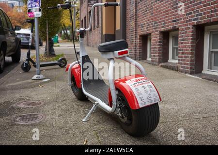 Ein Shared Zoomer großen Rad Elektroroller von Shared Technologies gehört wird auf dem Bürgersteig in der Innenstadt von Portland, Oregon, am 5. November 2019 geparkt gesehen. Stockfoto