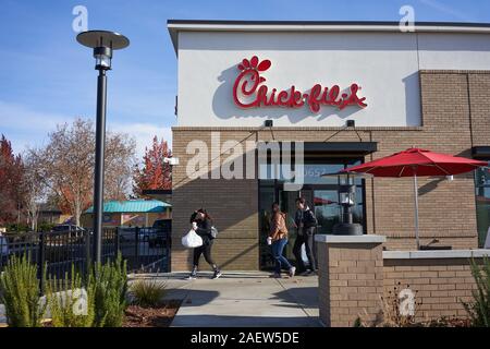 Ein Chick-fil-A Restaurant in Beaverton, Oregon, am 11. November 2019. Chick-fil-A ist eine amerikanische Fast-Food-Restaurantkette, die für ihre Hähnchen-Sandwiches bekannt ist. Stockfoto