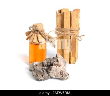 Palo santo - Heiliges Holz sticks wit Weihrauch Harz auf weißem Hintergrund Stockfoto