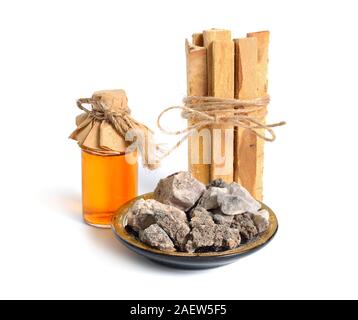 Palo santo - Heiliges Holz sticks wit Weihrauch Harz auf weißem Hintergrund Stockfoto